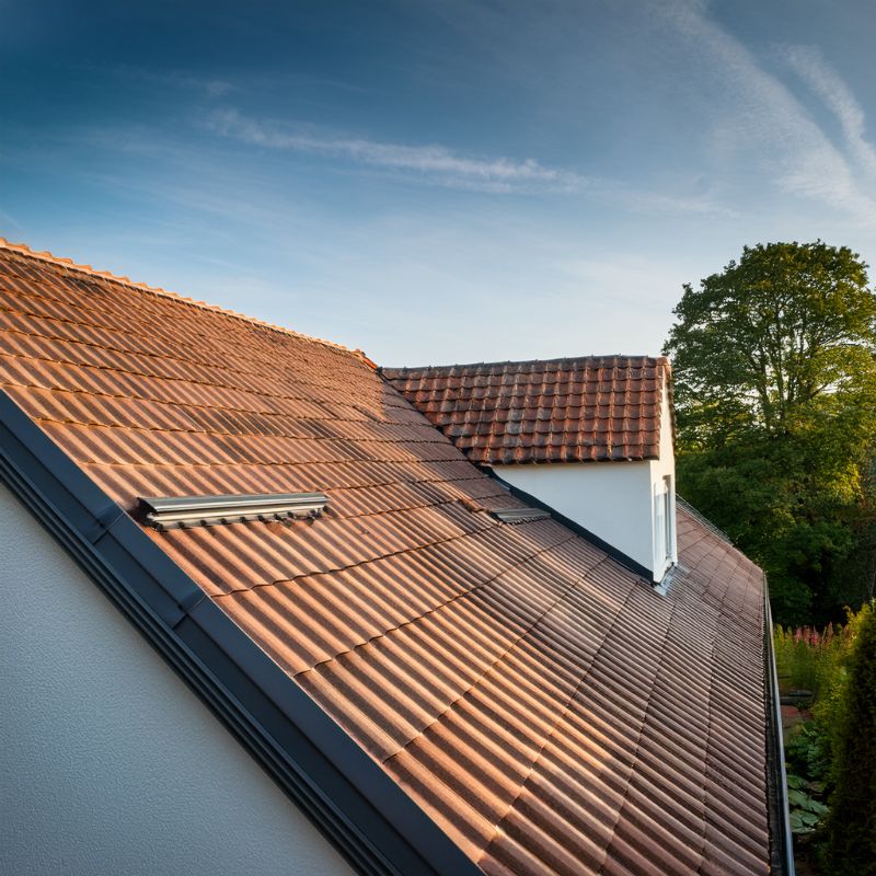 Omläggning av tak med betongpannor på bostad. Anderslöv, Skåne